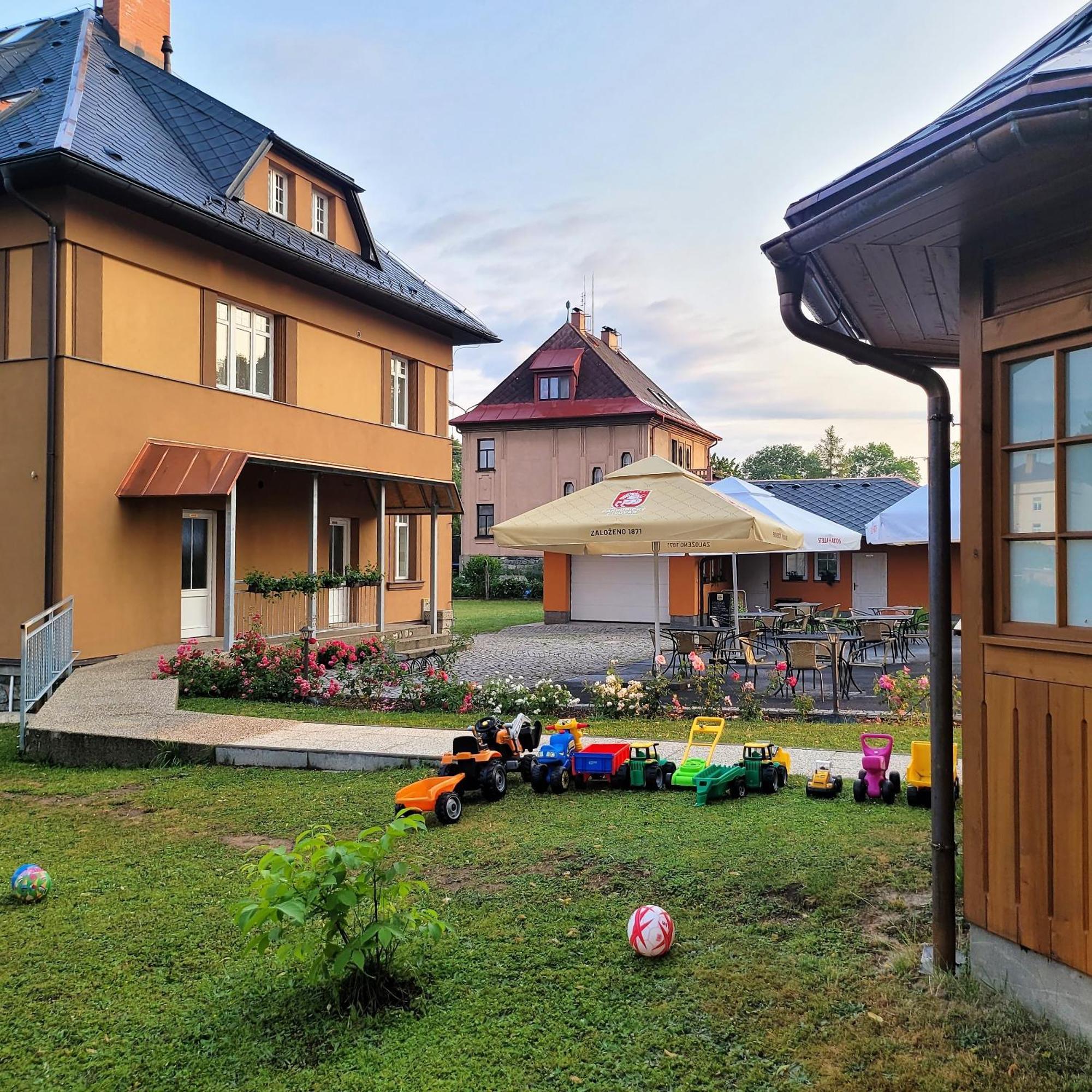 Kavarna A Penzion Reichl Kraliky Exterior photo